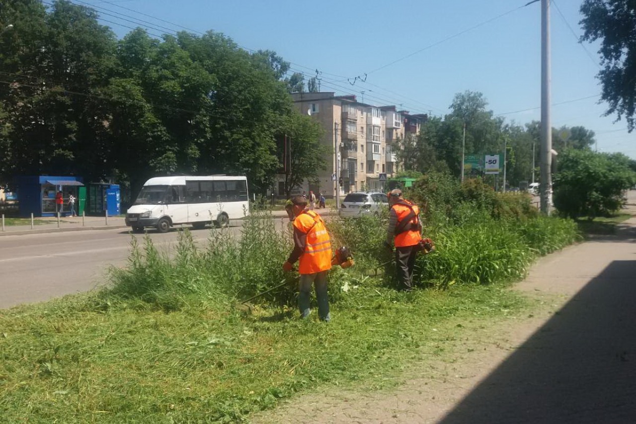 ПРАЦІВНИКИ КП «ЖЕО № 2»  ВИКОНУЮТЬ   РОБОТИ  ПО   ПОКОСУ ТРАВИ ТА БУР’ЯНІВ – фото 4