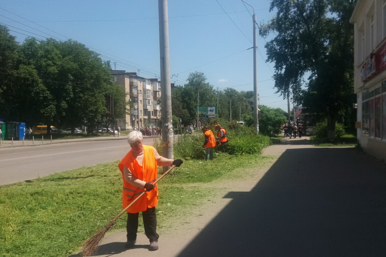 ПРАЦІВНИКИ КП «ЖЕО № 2»  ВИКОНУЮТЬ   РОБОТИ  ПО   ПОКОСУ ТРАВИ ТА БУР’ЯНІВ – фото 6