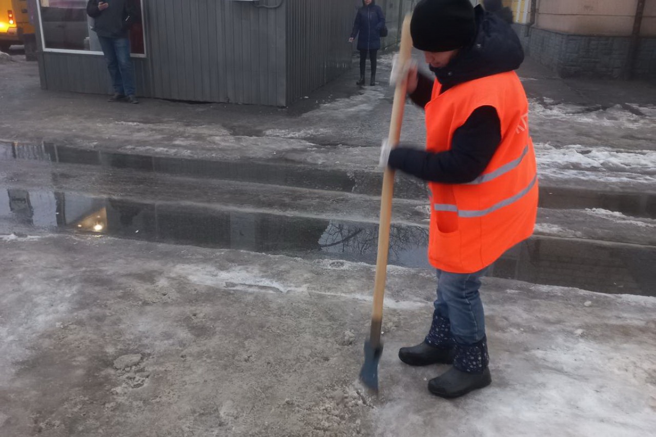 Двірники  КП «ЖЕО № 2» прибирають  території – фото 13