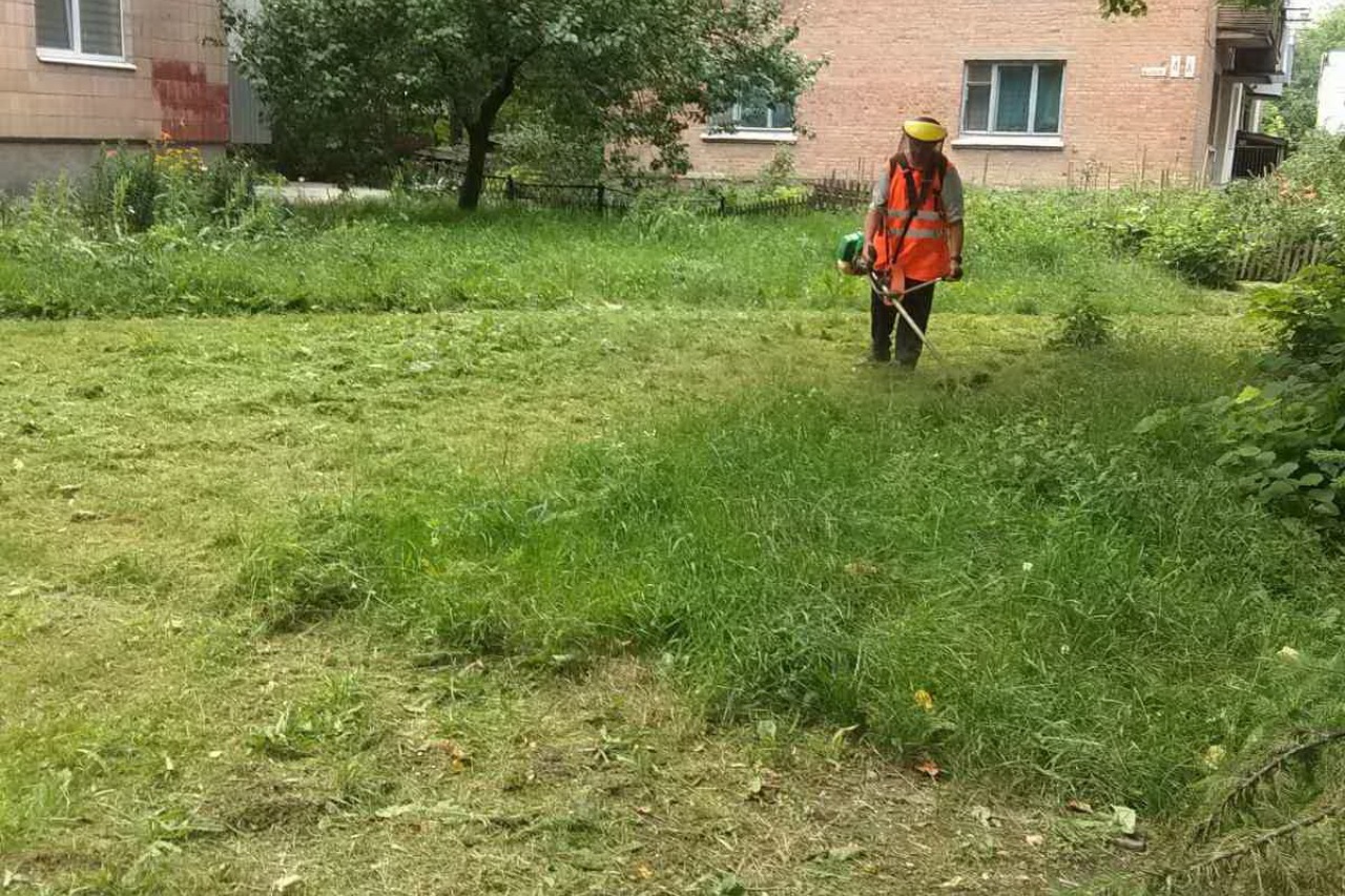 ПРАЦІВНИКИ КП «ЖЕО № 2»  ПРОДОВЖУЮТЬ ВИКОНУВАТИ   РОБОТИ  ПО   ПОКОСУ ТРАВИ ТА БУР’ЯНІВ – фото 3