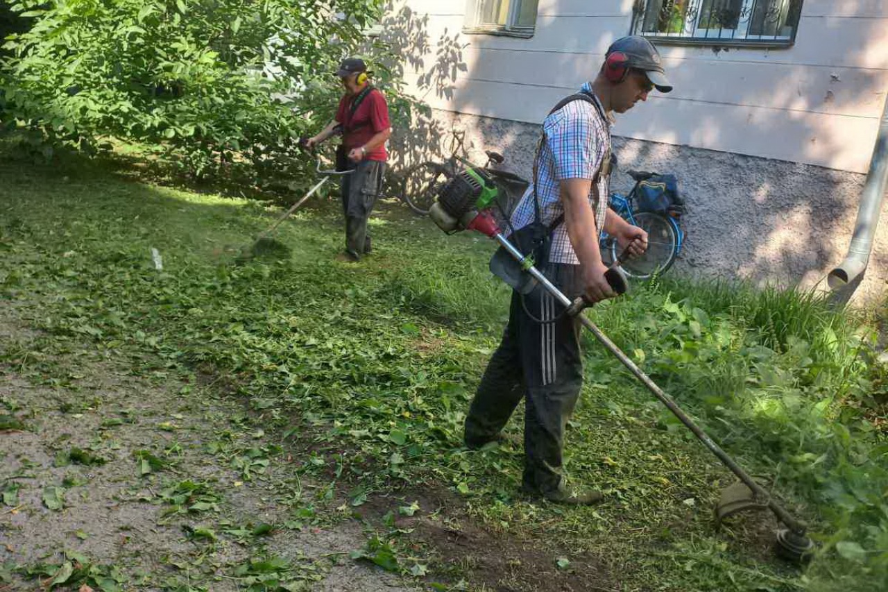 КП «ЖЕО № 2»  ПРОВОДИТЬ   РОБОТИ  ПО   ПОКОСУ ТРАВИ ТА БУР’ЯНІВ – фото 1
