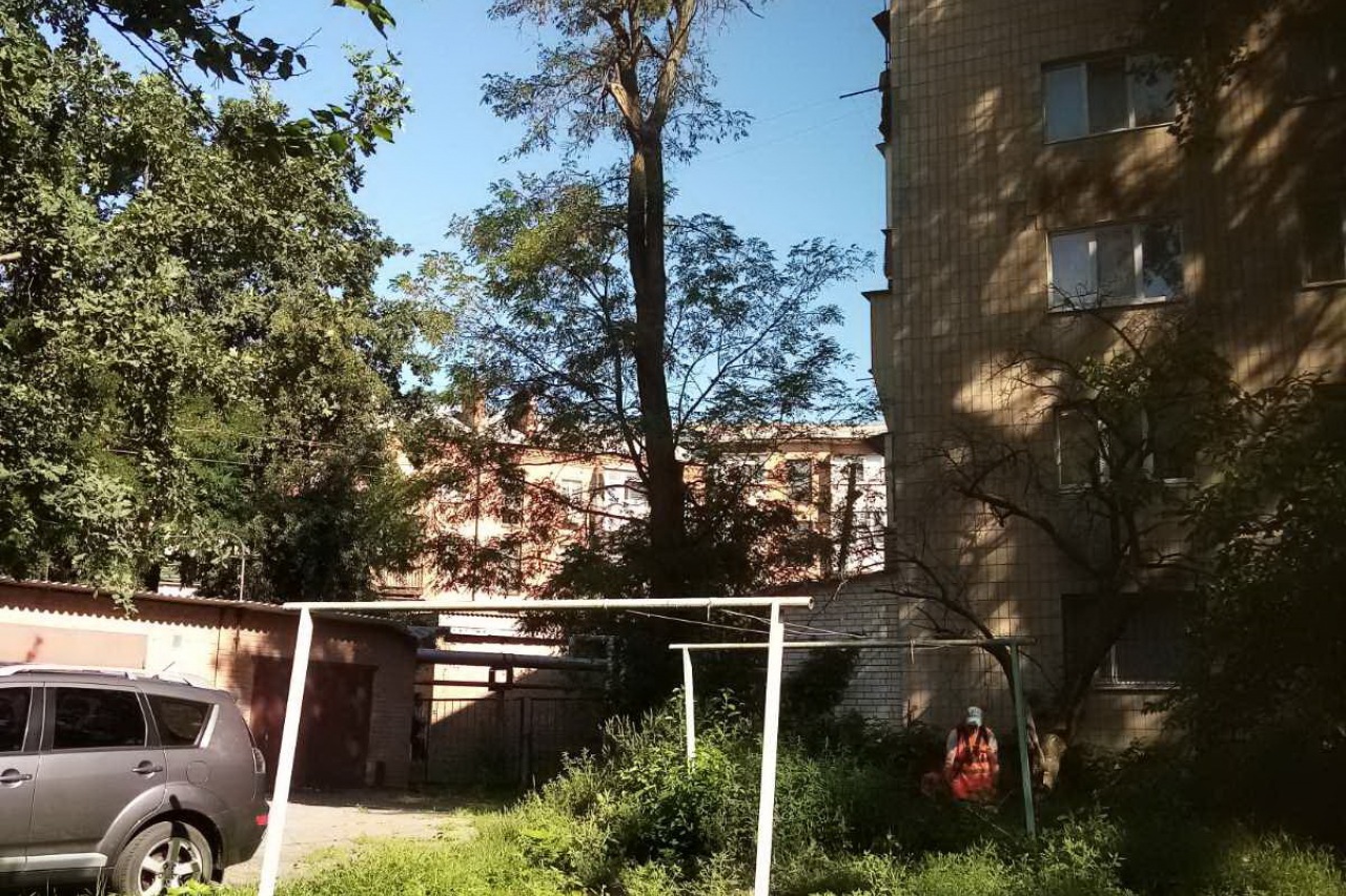 ПРАЦІВНИКИ КП «ЖЕО № 2» ПРОДОВЖУЮТЬ ВИКОНУВАТИ РОБОТИ ПО ПОКОСУ ТРАВИ ТА БУР’ЯНІВ – фото 1