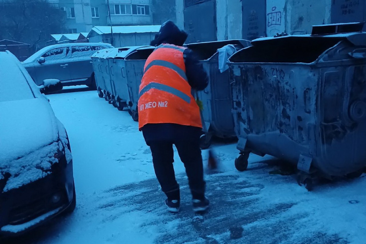 Двірники  КП «ЖЕО № 2» прибирають  території від снігу