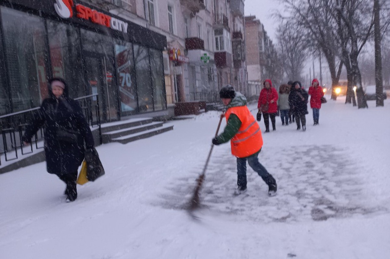 Двірники  КП «ЖЕО № 2» прибирають  території від снігу – фото 1