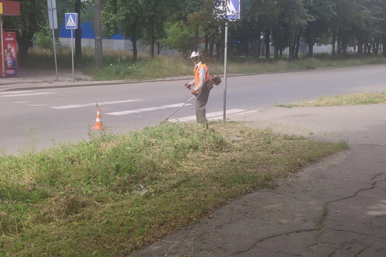 ПРАЦІВНИКИ КП «ЖЕО № 2»  ПРОДОВЖУЮТЬ ВИКОНУВАТИ   РОБОТИ  ПО   ПОКОСУ ТРАВИ ТА БУР’ЯНІВ – фото 1