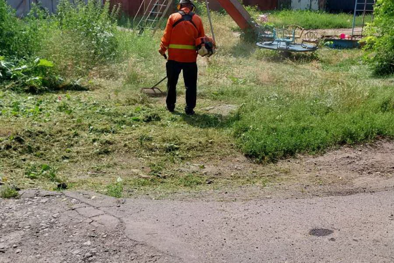 ПРАЦІВНИКИ КП «ЖЕО № 2»  ПРОДОВЖУЮТЬ ВИКОНУВАТИ   РОБОТИ  ПО   ПОКОСУ ТРАВИ ТА БУР’ЯНІВ – фото 3