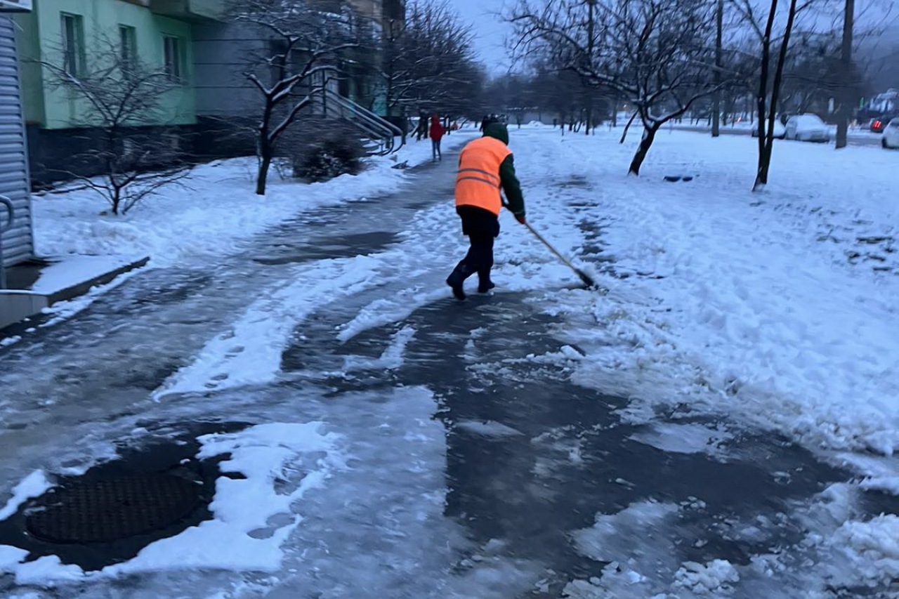Двірники  КП «ЖЕО № 2» прибирають  території – фото 3