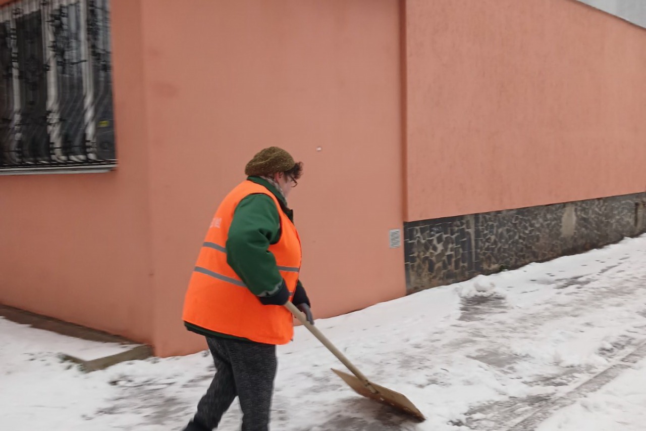 Двірники  КП «ЖЕО № 2» прибирають  території – фото 4