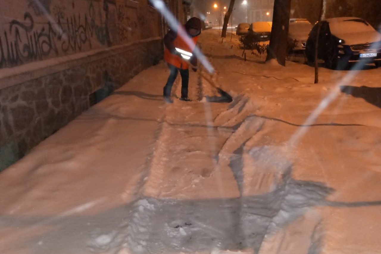 Двірники  КП «ЖЕО № 2» прибирають  території від снігу – фото 5