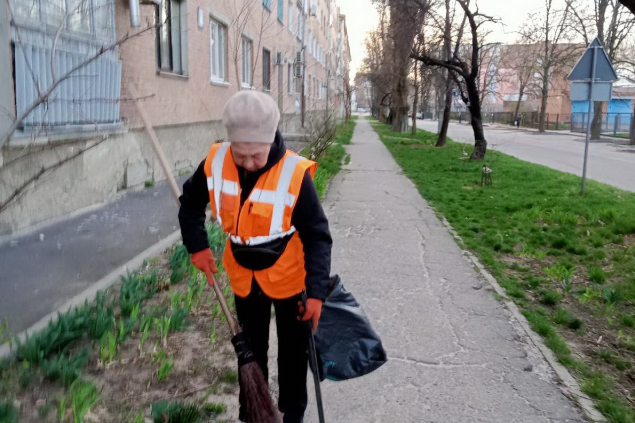 Двірники  КП «ЖЕО № 2» прибирають  території – фото 1