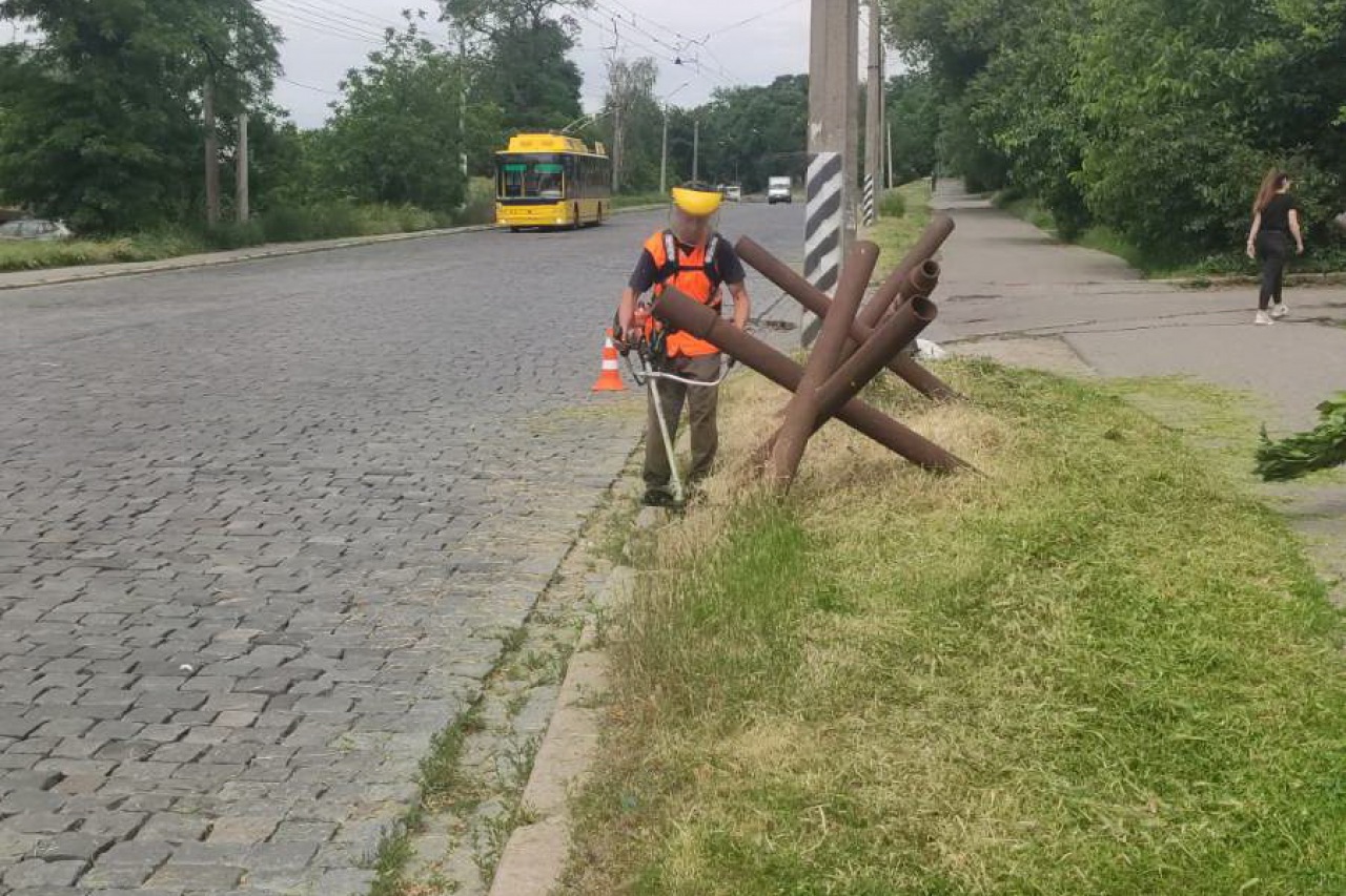 КП «ЖЕО № 2»  ПРОВОДИТЬ   РОБОТИ  ПО   ПОКОСУ ТРАВИ ТА БУР’ЯНІВ – фото 1