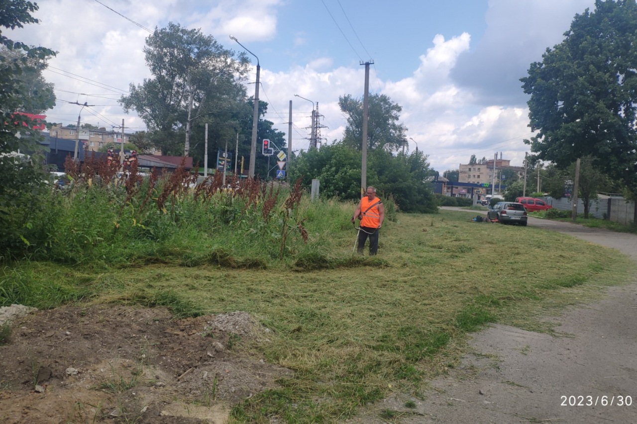 ПРАЦІВНИКИ КП «ЖЕО № 2» ПРОДОВЖУЮТЬ ВИКОНУВАТИ РОБОТИ ПО ПОКОСУ ТРАВИ ТА БУР’ЯНІВ – фото 2