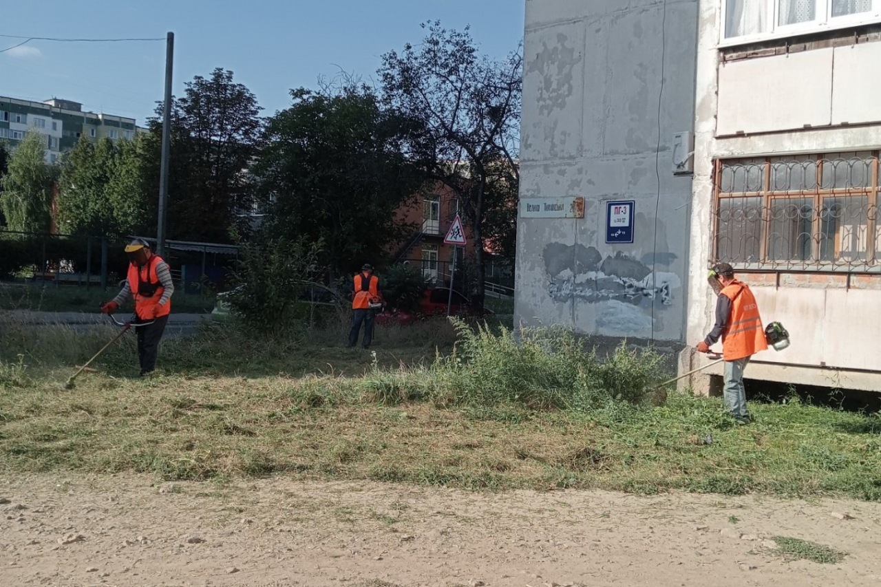 ПРАЦІВНИКИ КП «ЖЕО № 2»  ПРОВОДЯТЬ   РОБОТИ  ПО   ПОКОСУ ТРАВИ