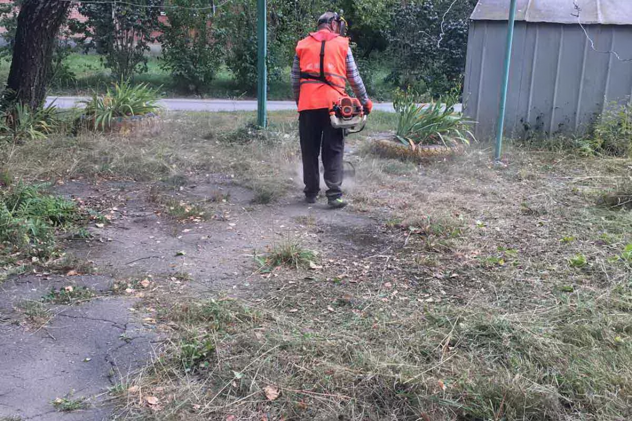 ПРАЦІВНИКИ КП «ЖЕО № 2»  ПРОДОВЖУЮТЬ ВИКОНУВАТИ   РОБОТИ  ПО   ПОКОСУ ТРАВИ ТА БУР’ЯНІВ
