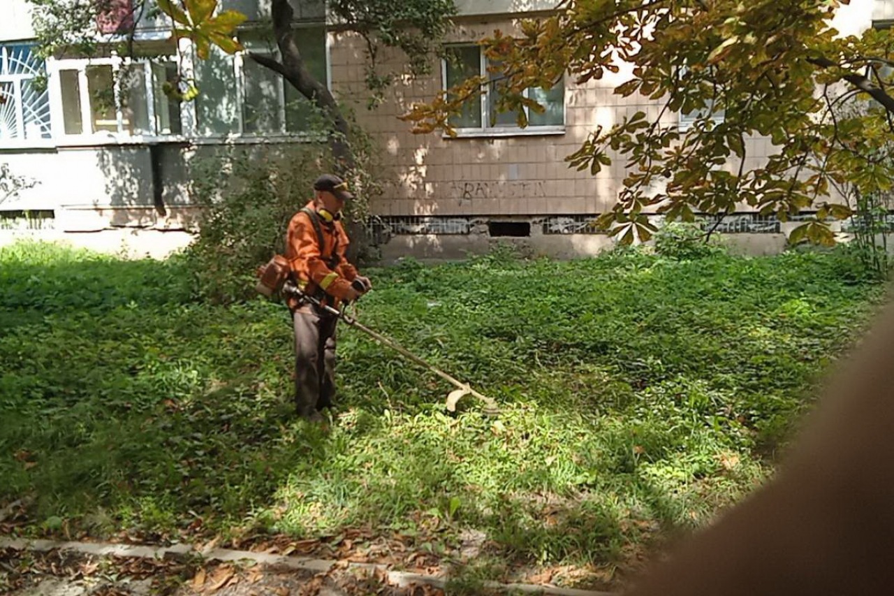 ПРАЦІВНИКИ КП «ЖЕО № 2»  ПРОДОВЖУЮТЬ ВИКОНУВАТИ   РОБОТИ  ПО   ПОКОСУ ТРАВИ ТА БУР’ЯНІВ – фото 1