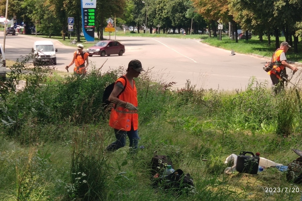 КП «ЖЕО № 2»  ПРОВОДИТЬ   РОБОТИ  ПО   ПОКОСУ ТРАВИ – фото 1