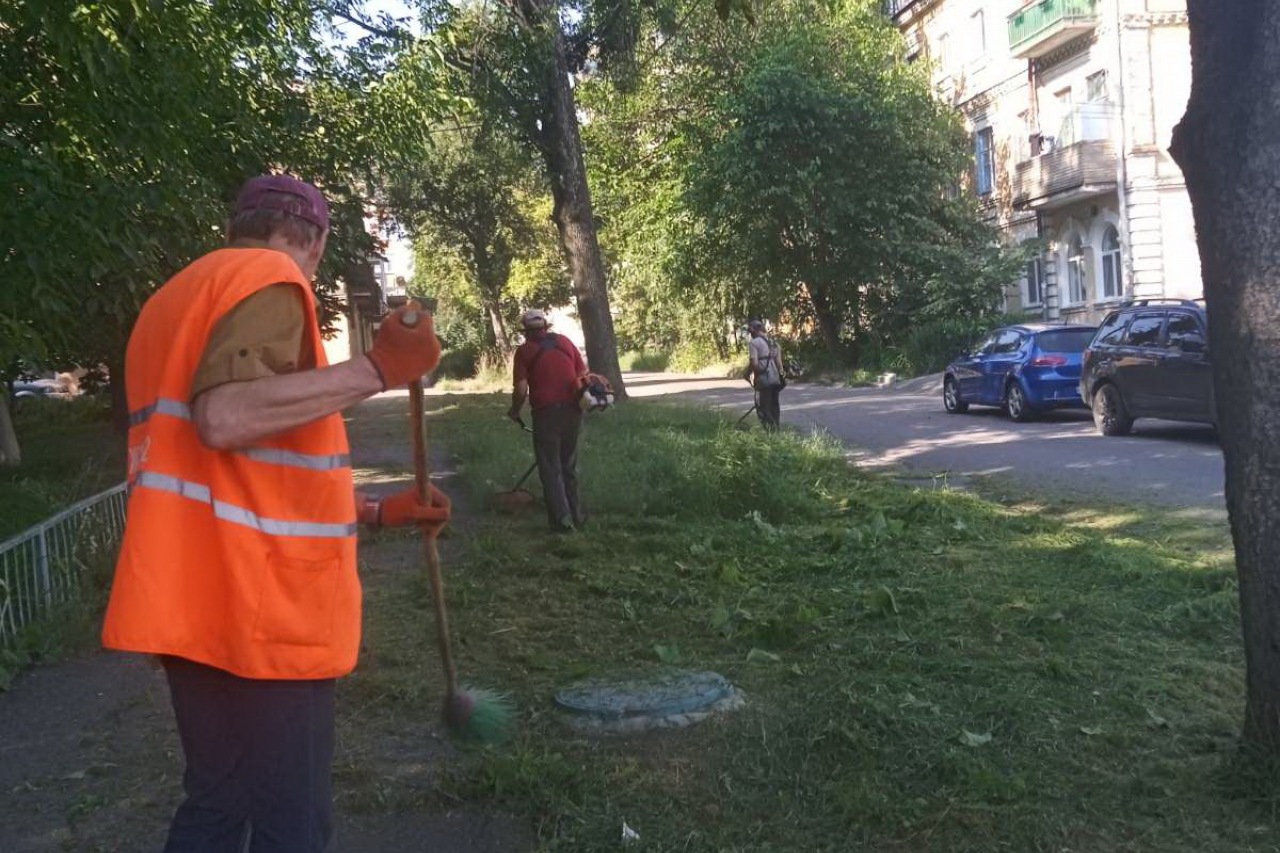 КП «ЖЕО № 2»  ПРОВОДИТЬ   РОБОТИ  ПО   ПОКОСУ ТРАВИ – фото 4