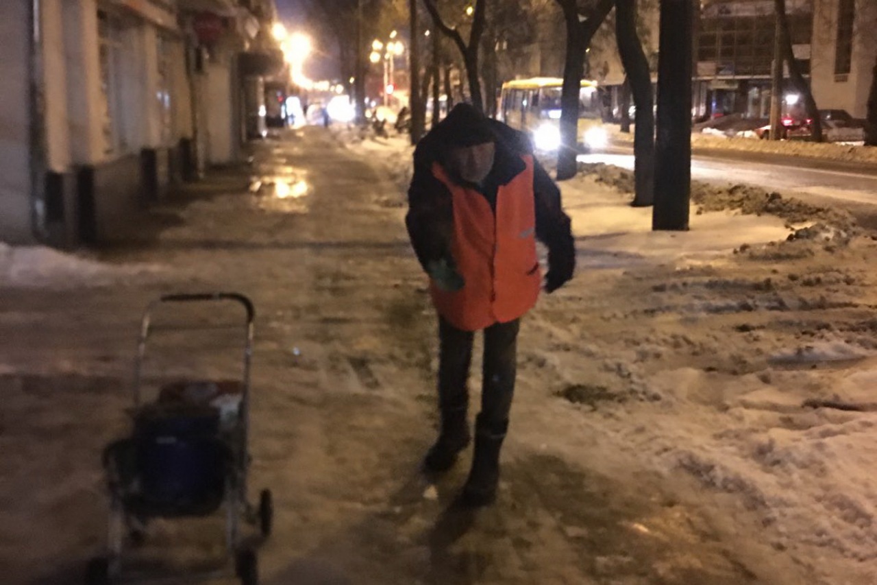 Двірники  КП «ЖЕО № 2» посипають піском  закріплені території – фото 1