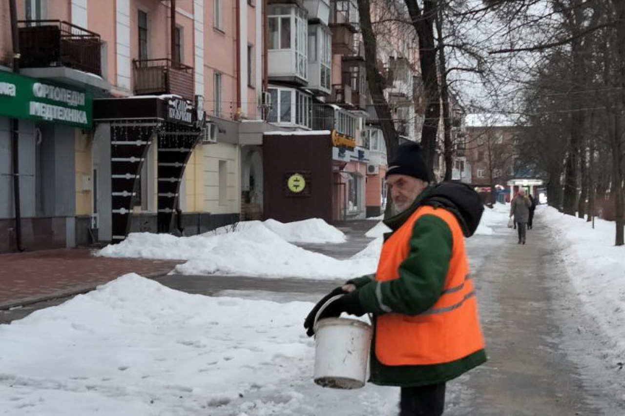 Двірники  КП «ЖЕО № 2» посипають піском  закріплені території – фото 10