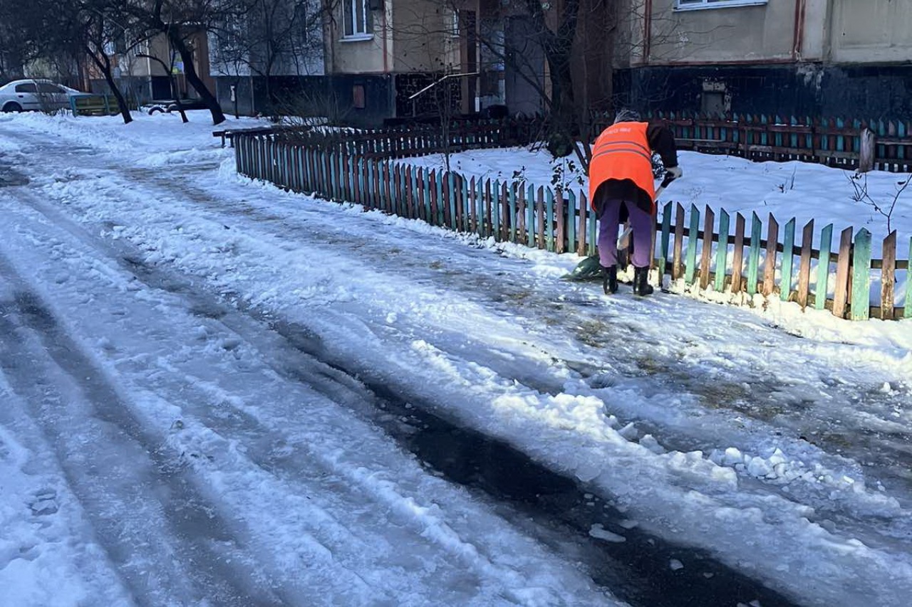Двірники  КП «ЖЕО № 2» посипають піском  закріплені території – фото 4