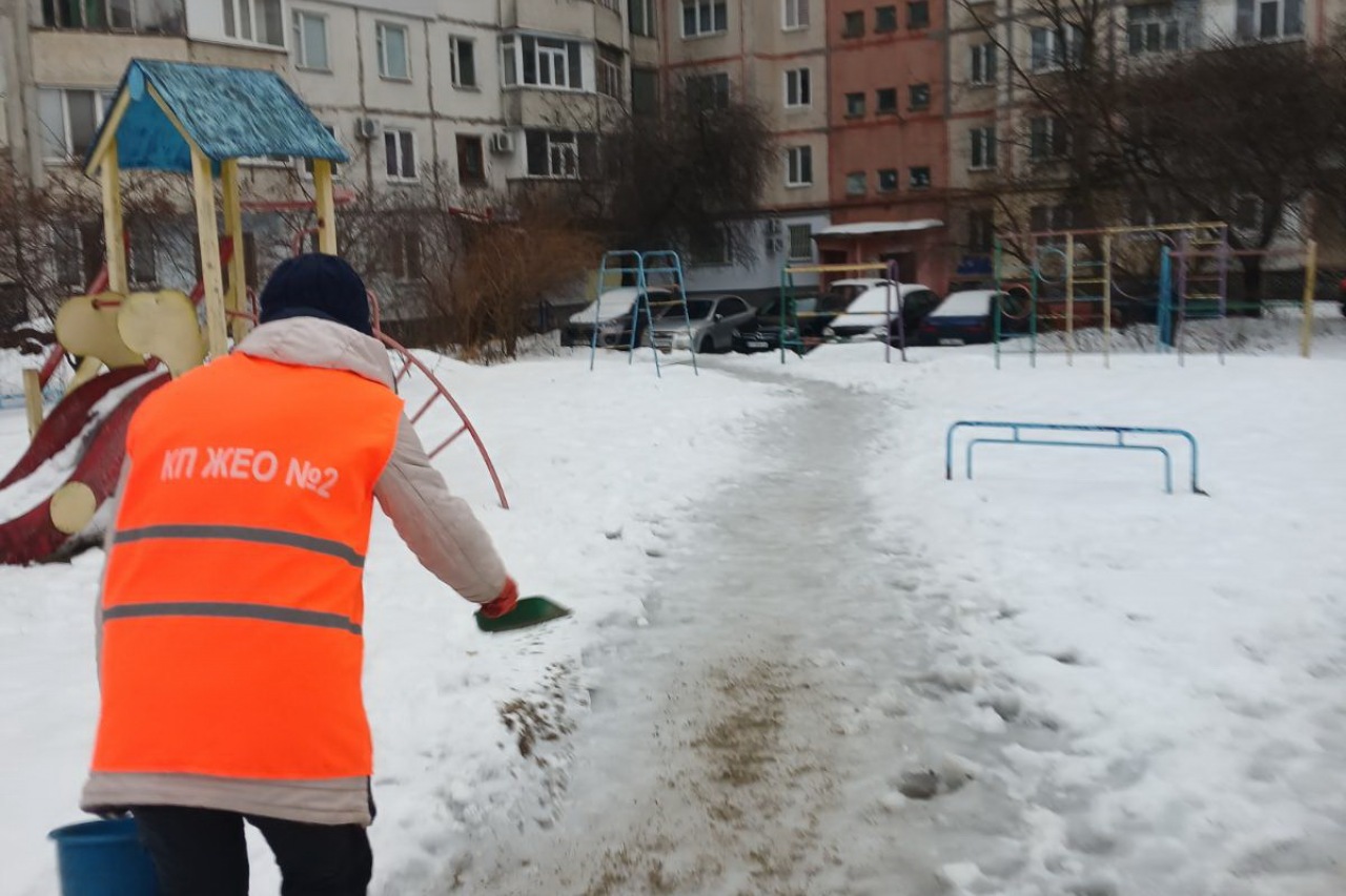 Двірники  КП «ЖЕО № 2» посипають піском  закріплені території – фото 8