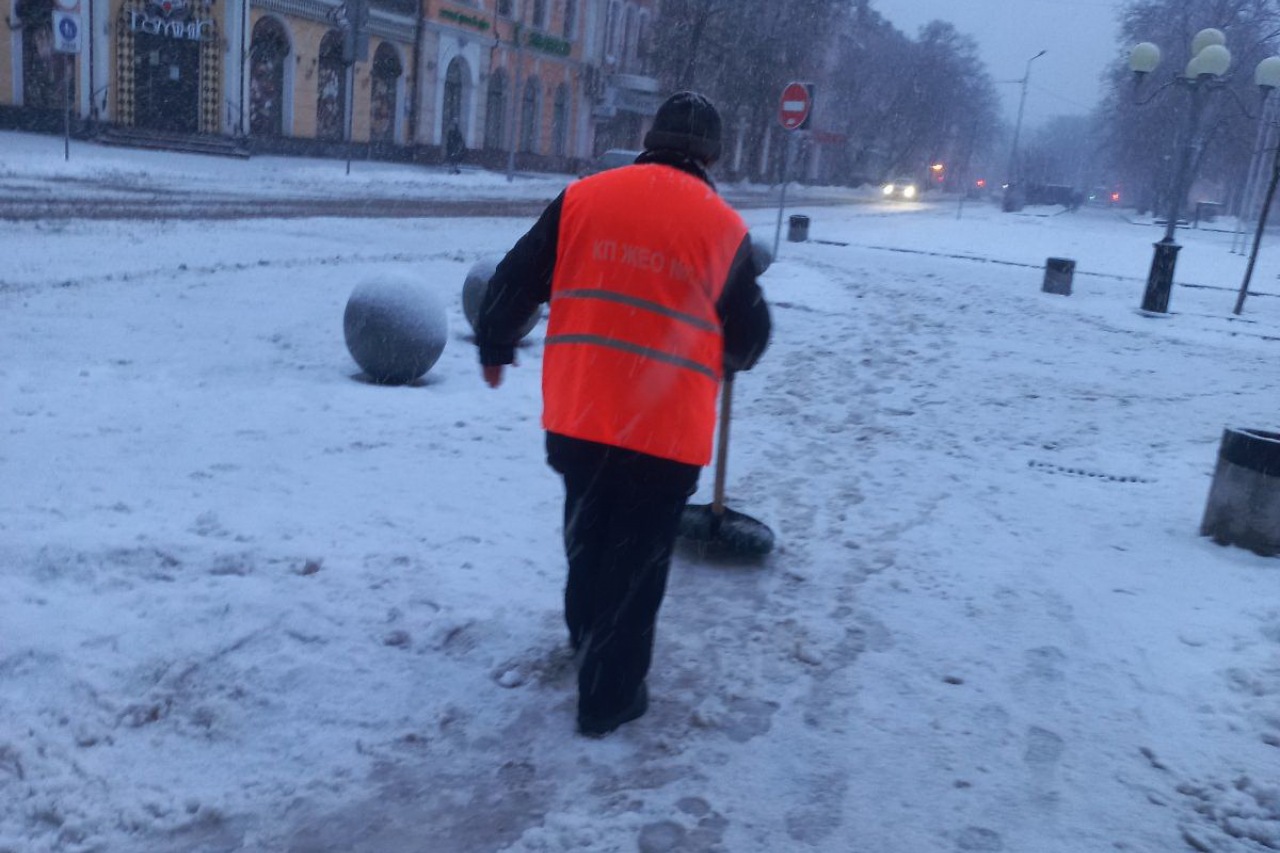 Працівники  КП «ЖЕО № 2» прибирають  території – фото 2