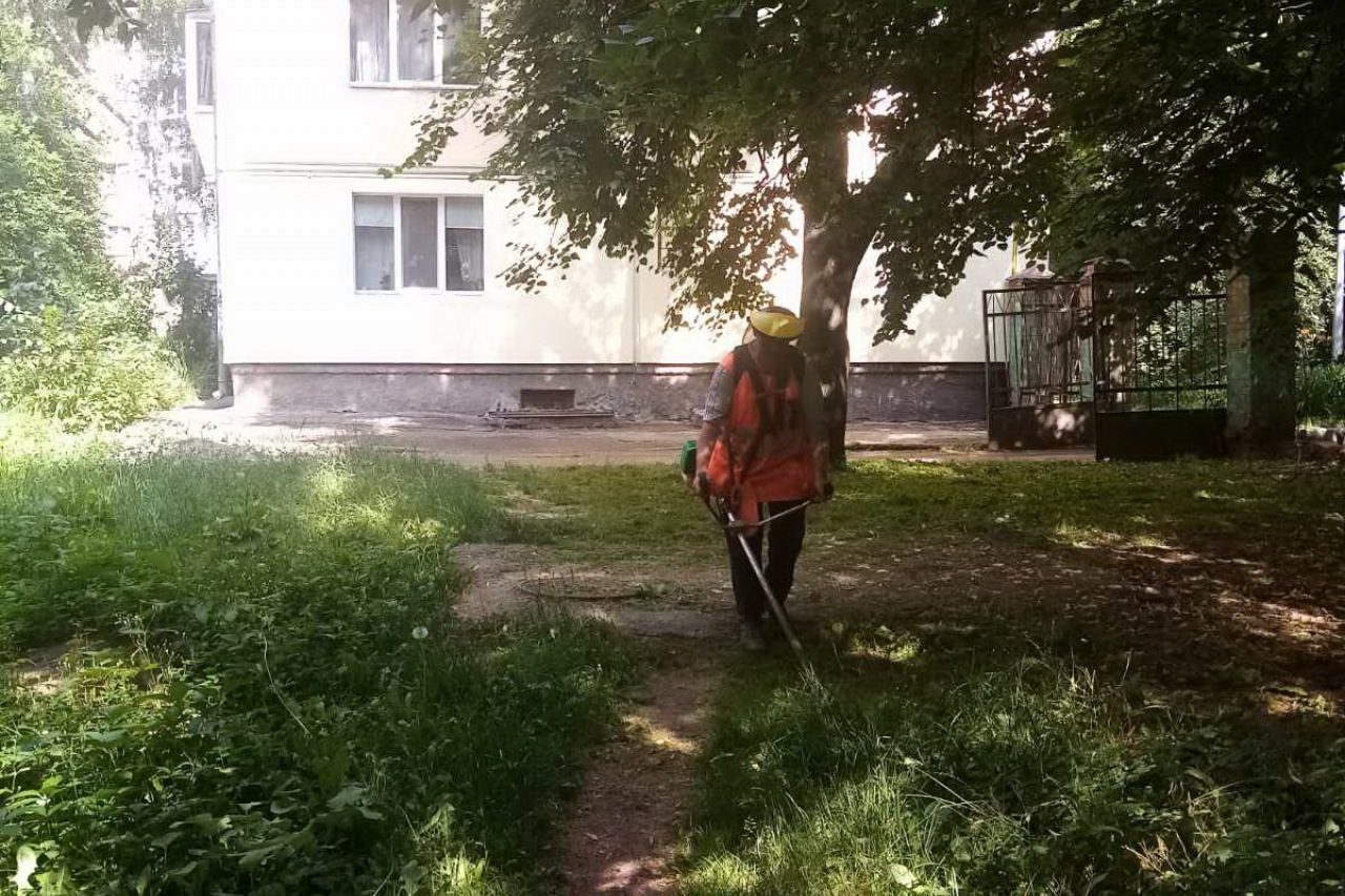 ПРАЦІВНИКИ КП «ЖЕО № 2»  ВИКОНУЮТЬ   РОБОТИ  ПО   ПОКОСУ ТРАВИ ТА БУР’ЯНІВ – фото 4