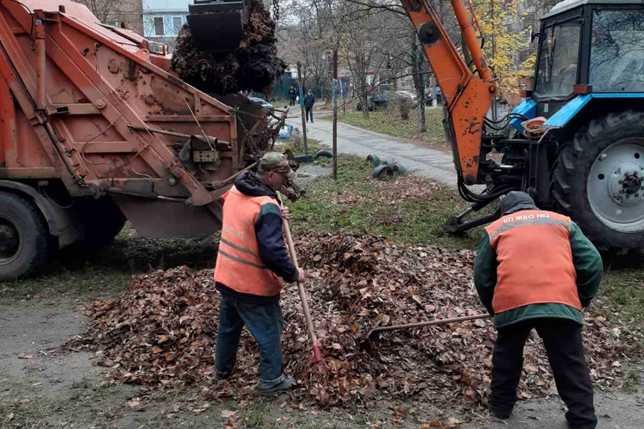 КП «ЖЕО №2» прибрало листя у дворах на Небесної Сотні та Миру