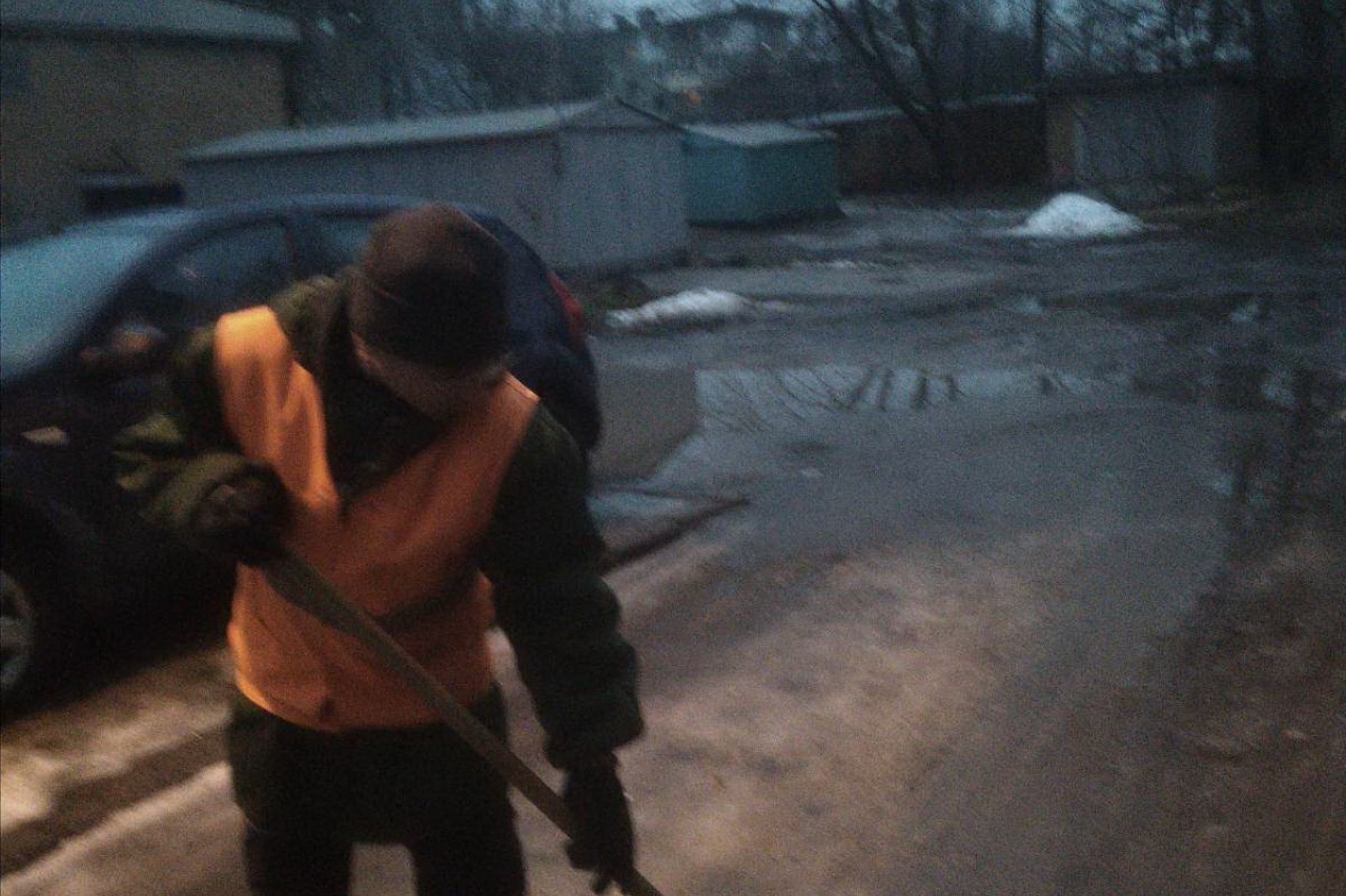 Двірники  КП «ЖЕО № 2» прибирають  території – фото 1