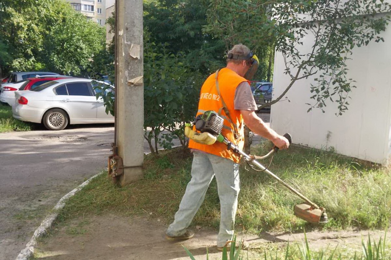 ПРАЦІВНИКИ КП «ЖЕО № 2»  ПРОДОВЖУЮТЬ ВИКОНУВАТИ   РОБОТИ  ПО   ПОКОСУ ТРАВИ ТА БУР’ЯНІВ