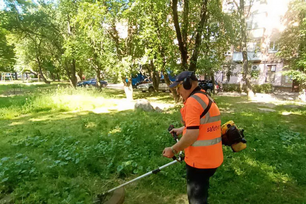 ПРАЦІВНИКИ КП «ЖЕО № 2»  ПРОДОВЖУЮТЬ ВИКОНУВАТИ   РОБОТИ  ПО   ПОКОСУ ТРАВИ ТА БУР’ЯНІВ