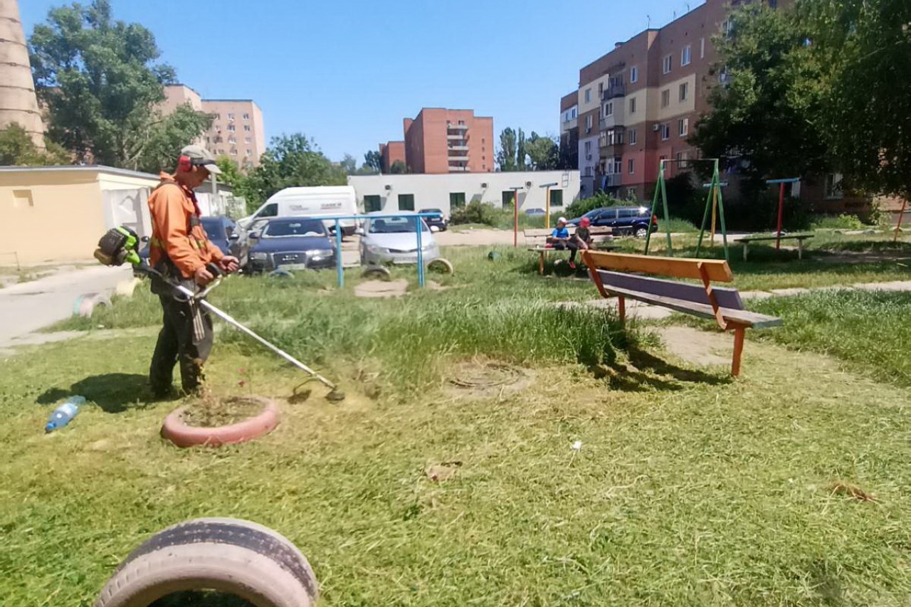 ПРАЦІВНИКИ КП «ЖЕО № 2»  ПРОДОВЖУЮТЬ ВИКОНУВАТИ   РОБОТИ  ПО   ПОКОСУ ТРАВИ ТА БУР’ЯНІВ – фото 1