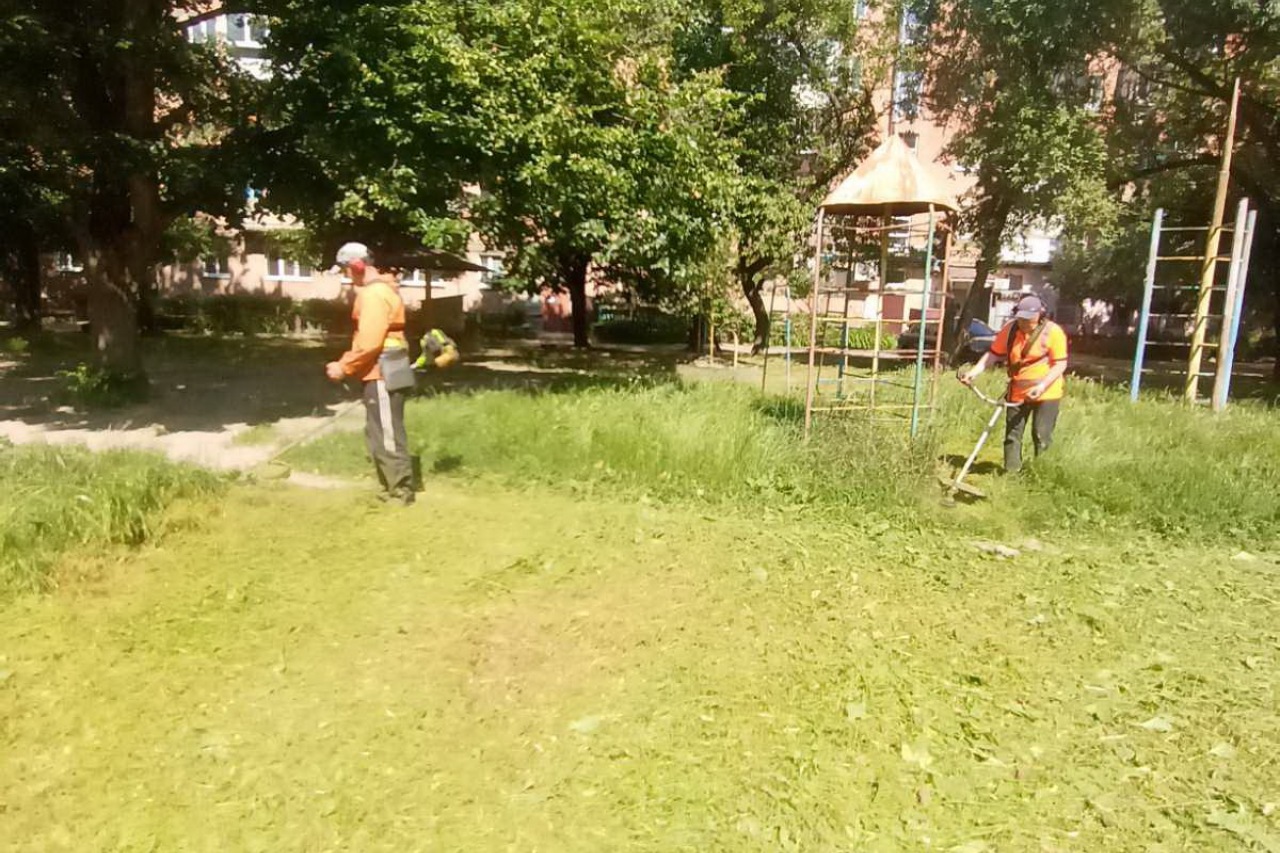 ПРАЦІВНИКИ КП «ЖЕО № 2»  ПРОДОВЖУЮТЬ ВИКОНУВАТИ   РОБОТИ  ПО   ПОКОСУ ТРАВИ ТА БУР’ЯНІВ – фото 2