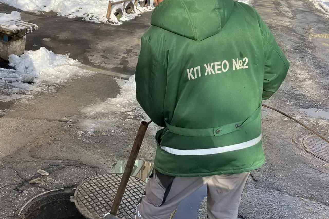 Працівниками  КП «ЖЕО № 2» прочищено каналізаційний випуск