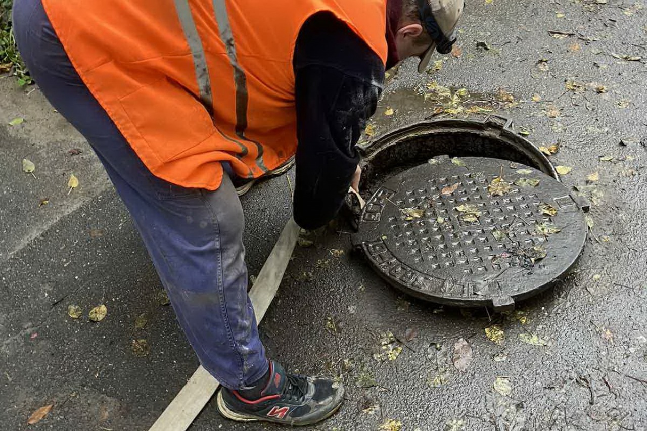 Працівниками  КП «ЖЕО № 2»   відкачано дощову воду – фото 1