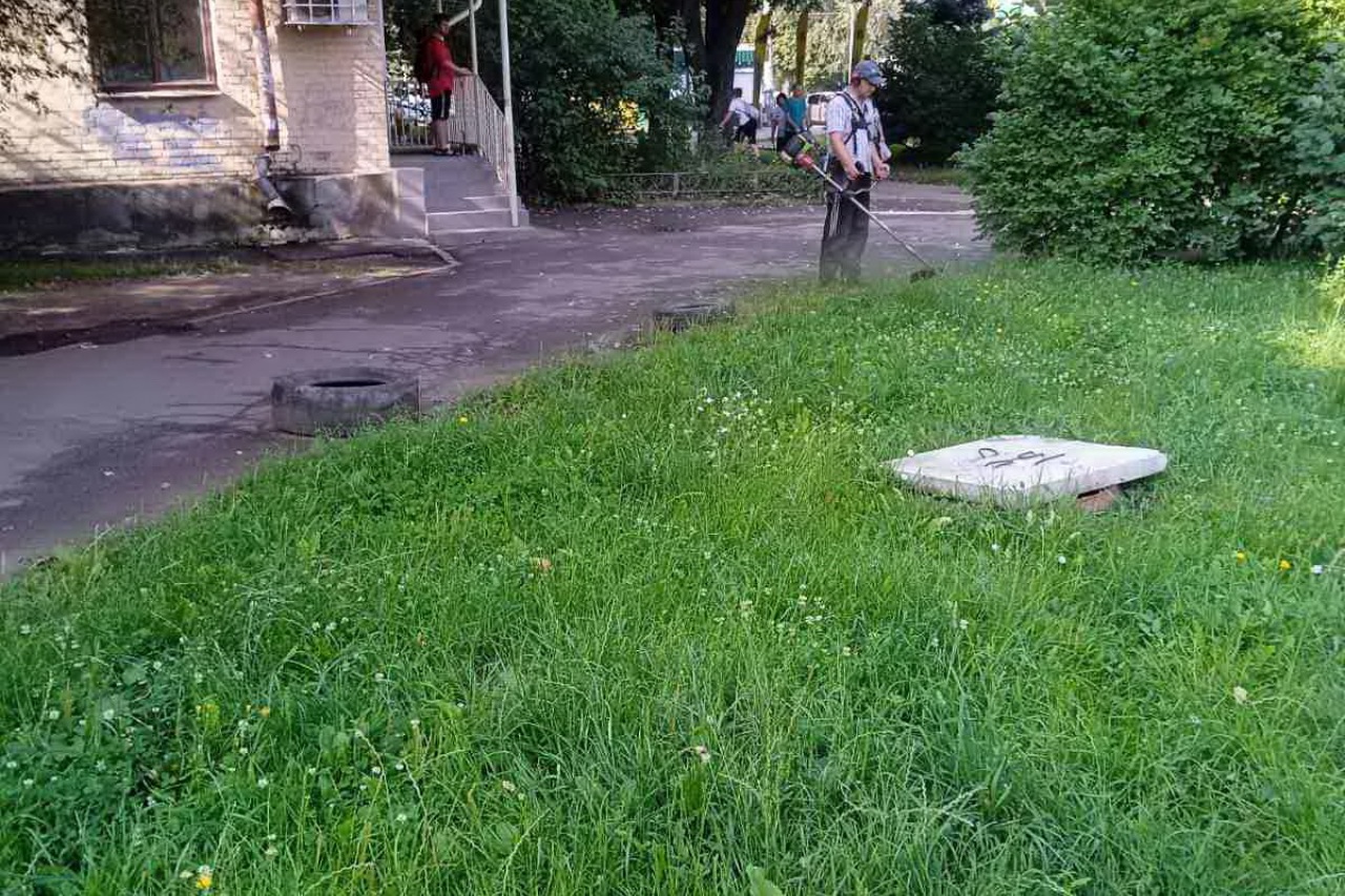 ПРАЦІВНИКИ КП «ЖЕО № 2»  ВИКОНУЮТЬ   РОБОТИ  ПО   ПОКОСУ ТРАВИ ТА БУР’ЯНІВ
