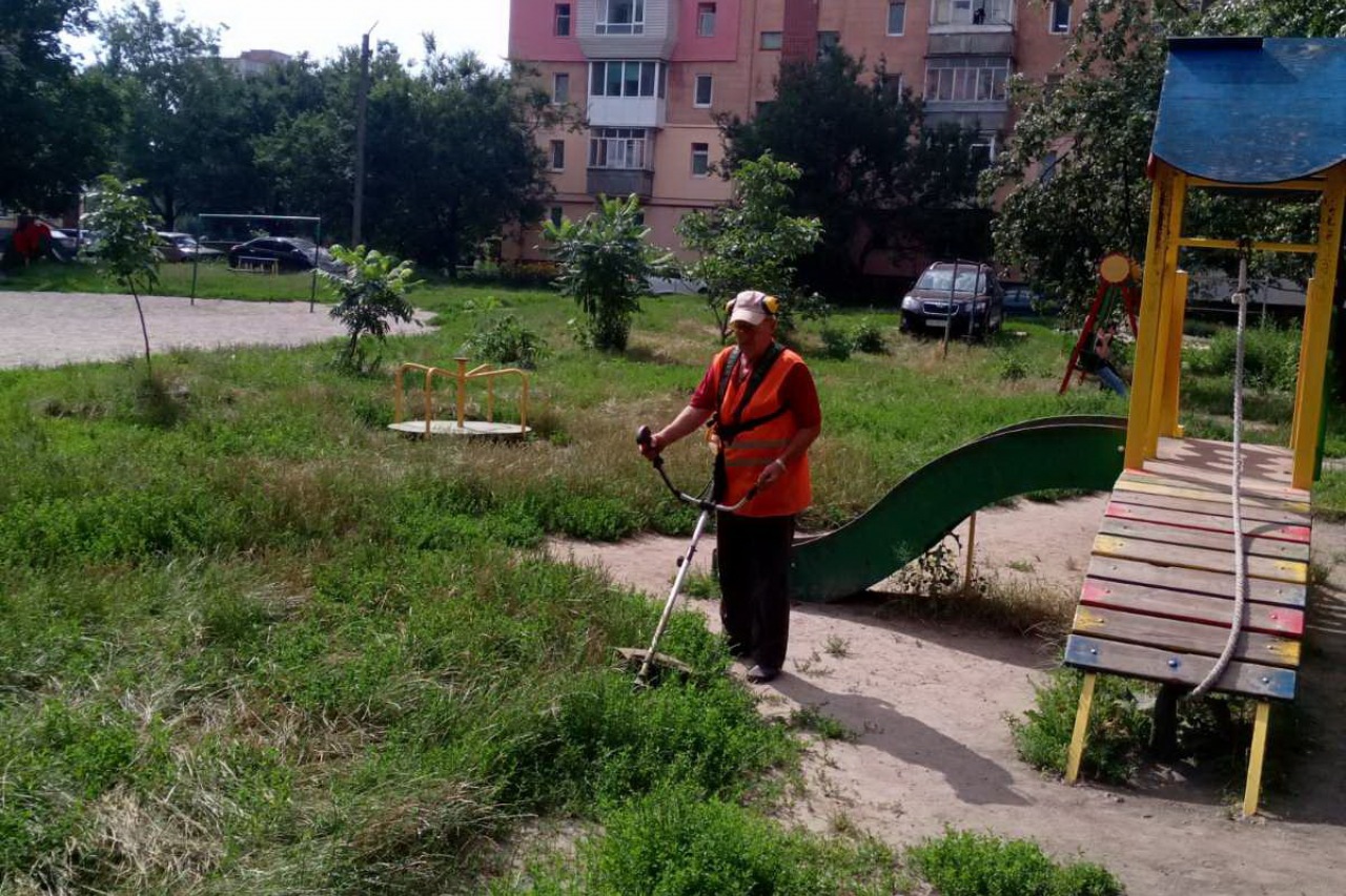 ПРАЦІВНИКИ КП «ЖЕО № 2»  ВИКОНУЮТЬ   РОБОТИ  ПО   ПОКОСУ ТРАВИ ТА БУР’ЯНІВ – фото 1