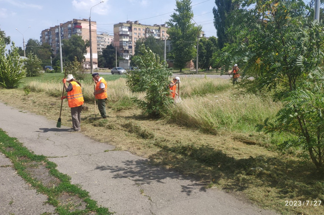 ПРАЦІВНИКИ КП «ЖЕО № 2»  ВИКОНУЮТЬ   РОБОТИ  ПО   ПОКОСУ ТРАВИ ТА БУР’ЯНІВ – фото 4
