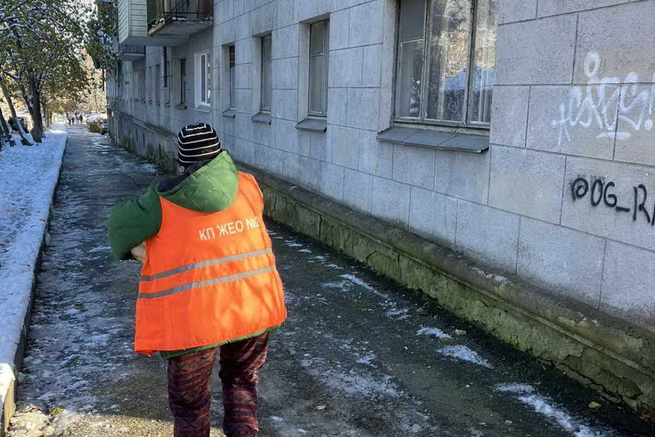 Двірники  КП «ЖЕО № 2» прибирають  території від снігу – фото 1