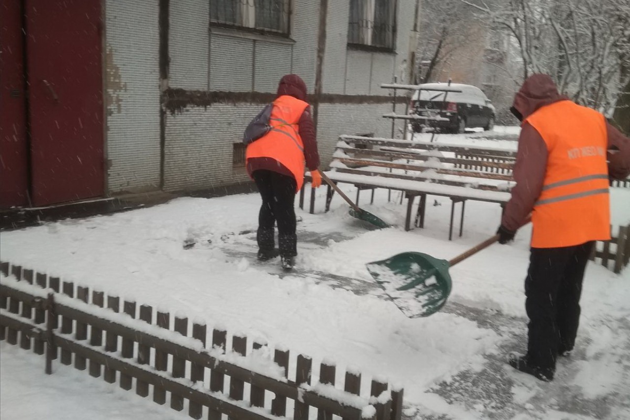 Двірники  КП «ЖЕО № 2» прибирають  території від снігу – фото 2