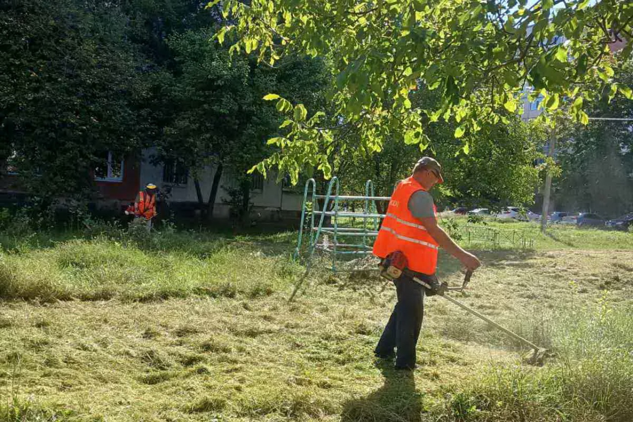 ПРАЦІВНИКИ КП «ЖЕО № 2»  ВИКОНУЮТЬ   РОБОТИ  ПО   ПОКОСУ ТРАВИ ТА БУР’ЯНІВ – фото 2
