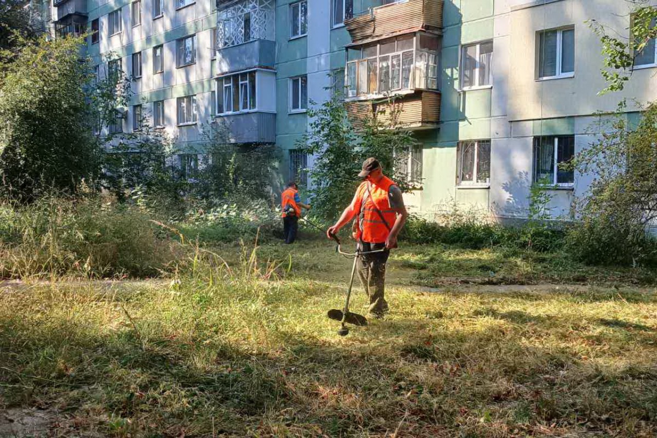 ПРАЦІВНИКИ КП «ЖЕО № 2»  ПРОВОДЯТЬ   РОБОТИ  ПО   ПОКОСУ ТРАВИ – фото 1