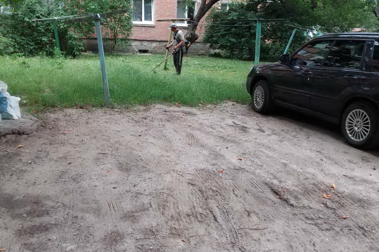 КП «ЖЕО № 2»  ПРОВОДИТЬ   РОБОТИ  ПО   ПОКОСУ ТРАВИ ТА БУР’ЯНІВ – фото 1