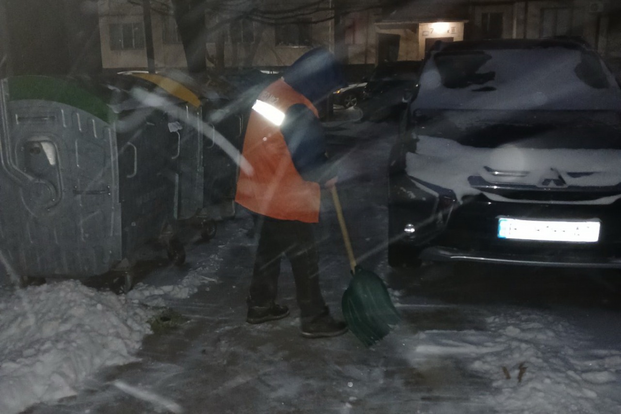 Двірники  КП «ЖЕО № 2» прибирають  території від снігу