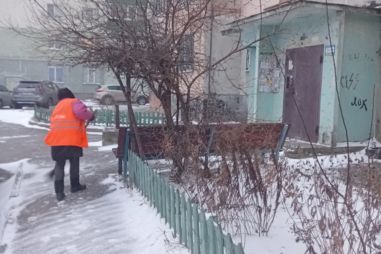 Двірники  КП «ЖЕО № 2» прибирають  території від снігу – фото 10