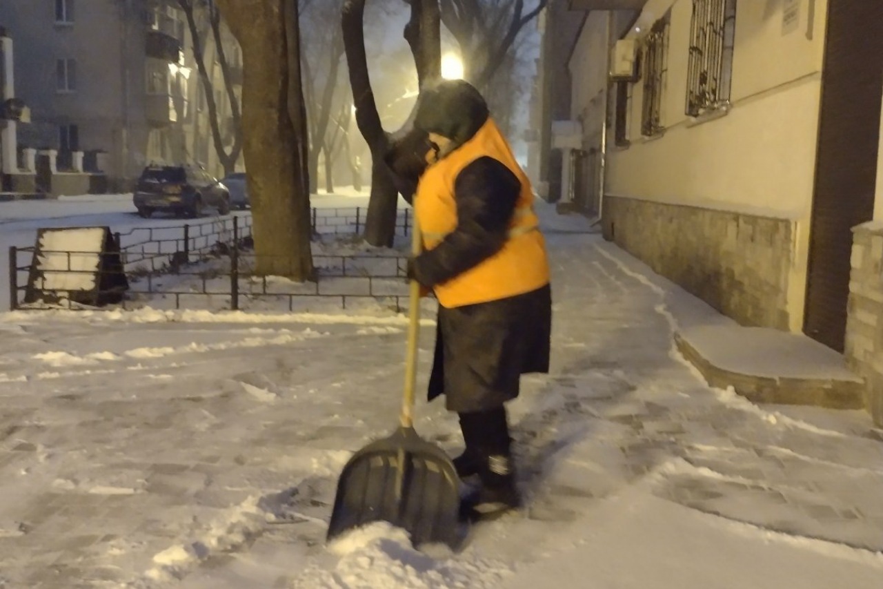 Двірники  КП «ЖЕО № 2» прибирають  території від снігу – фото 4