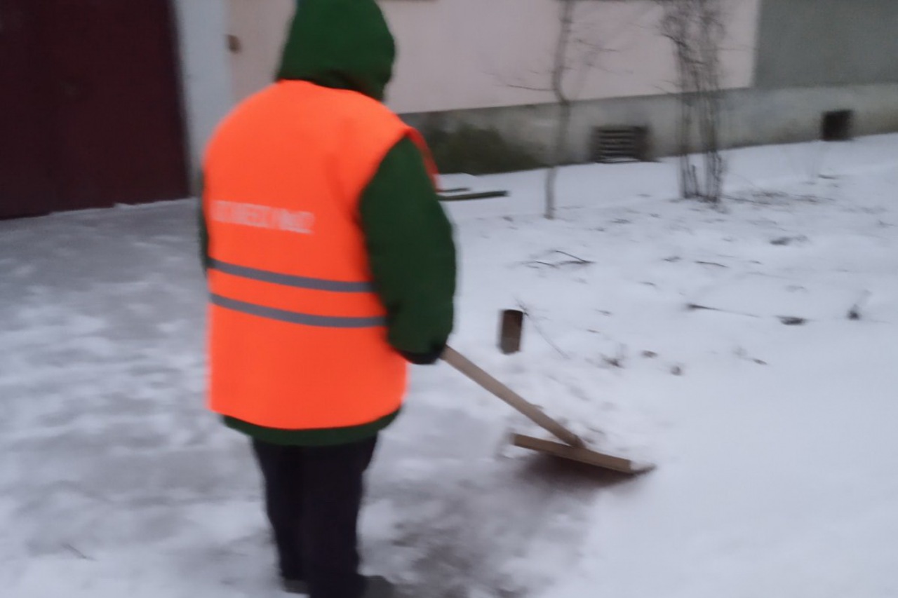 Двірники  КП «ЖЕО № 2» прибирають  території від снігу – фото 9