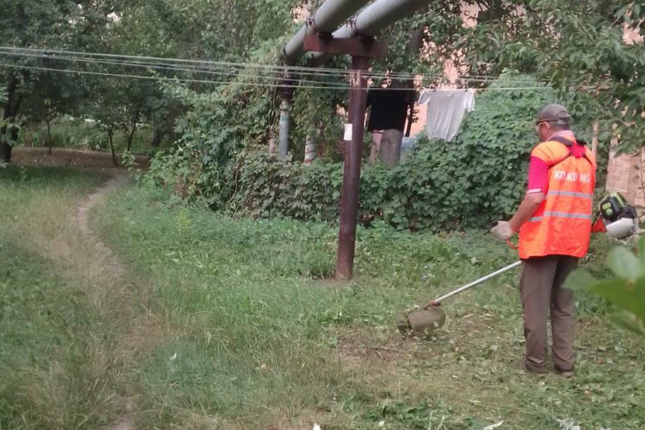 ПРАЦІВНИКИ КП «ЖЕО № 2»  ПРОДОВЖУЮТЬ ВИКОНУВАТИ   РОБОТИ  ПО   ПОКОСУ ТРАВИ ТА БУР’ЯНІВ