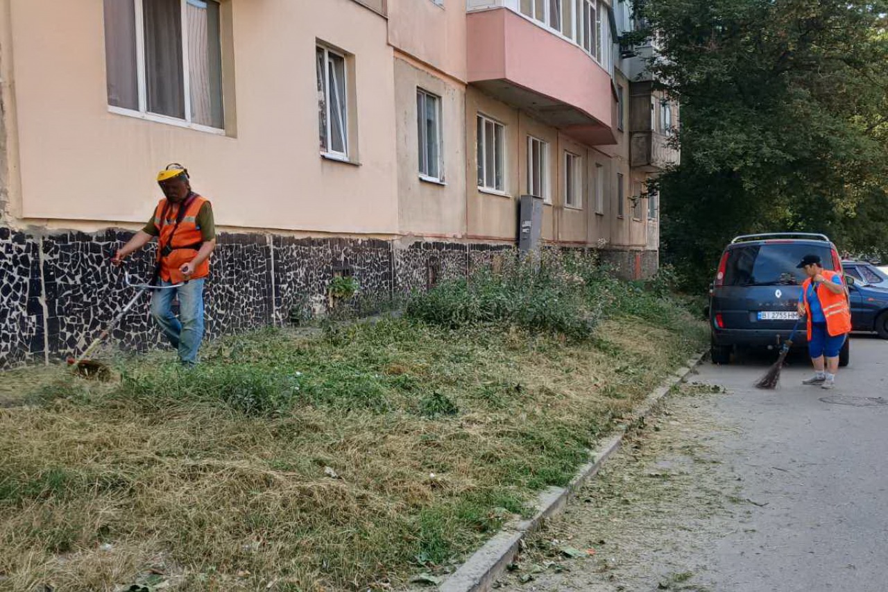 ПРАЦІВНИКИ КП «ЖЕО № 2»  ПРОДОВЖУЮТЬ ВИКОНУВАТИ   РОБОТИ  ПО   ПОКОСУ ТРАВИ ТА БУР’ЯНІВ – фото 2