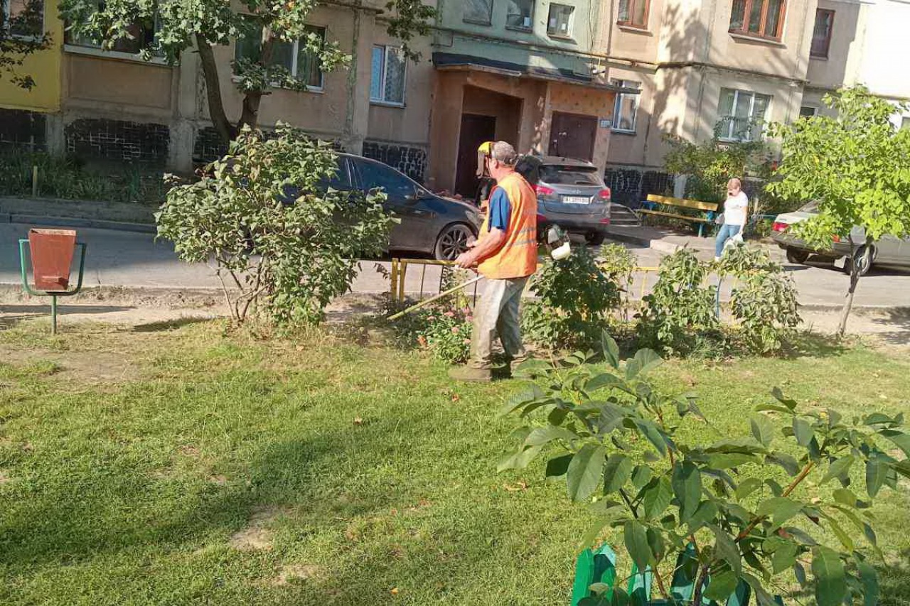 ПРАЦІВНИКИ КП «ЖЕО № 2»  ПРОДОВЖУЮТЬ ВИКОНУВАТИ   РОБОТИ  ПО   ПОКОСУ ТРАВИ ТА БУР’ЯНІВ